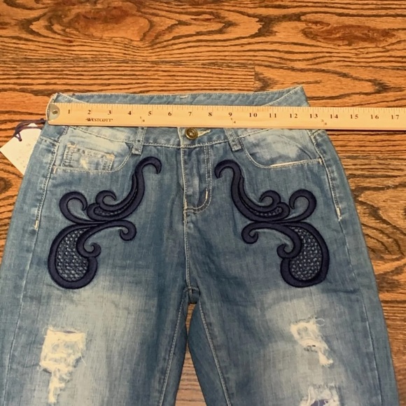 NEW NWT BSO Distressed Embroidered Womens Cropped Denim Blue Jeans, Size 2 - Picture 4 of 11